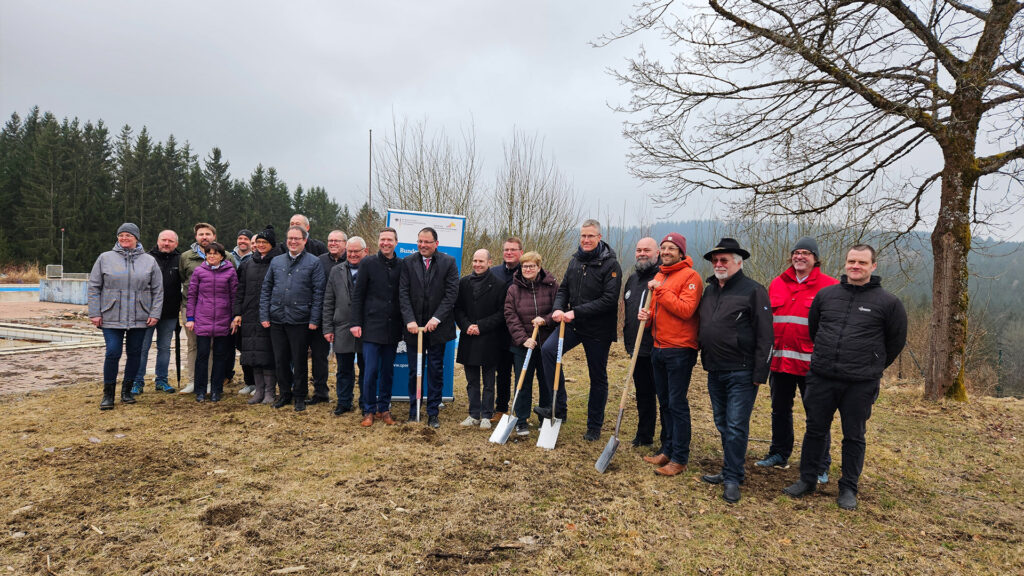 Gruppe bei Grundsteinlegung des Freibads mit Spaten
