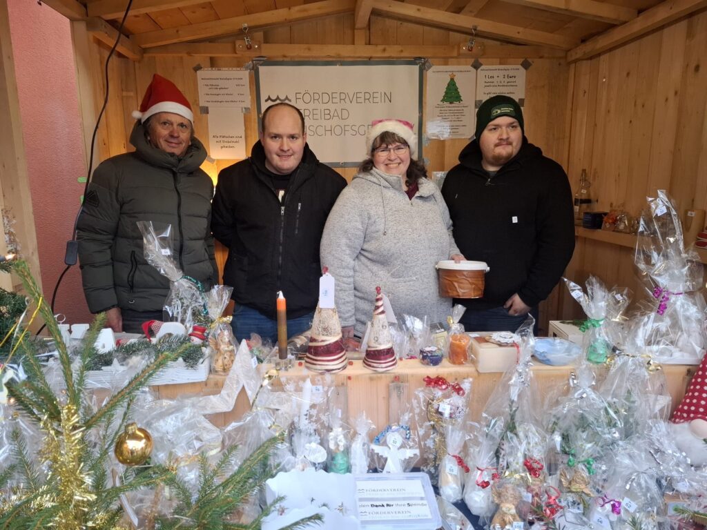 Mitglieder des Fördervereins verkaufen Geschenke und Deko am Weihnachtsmarktstand